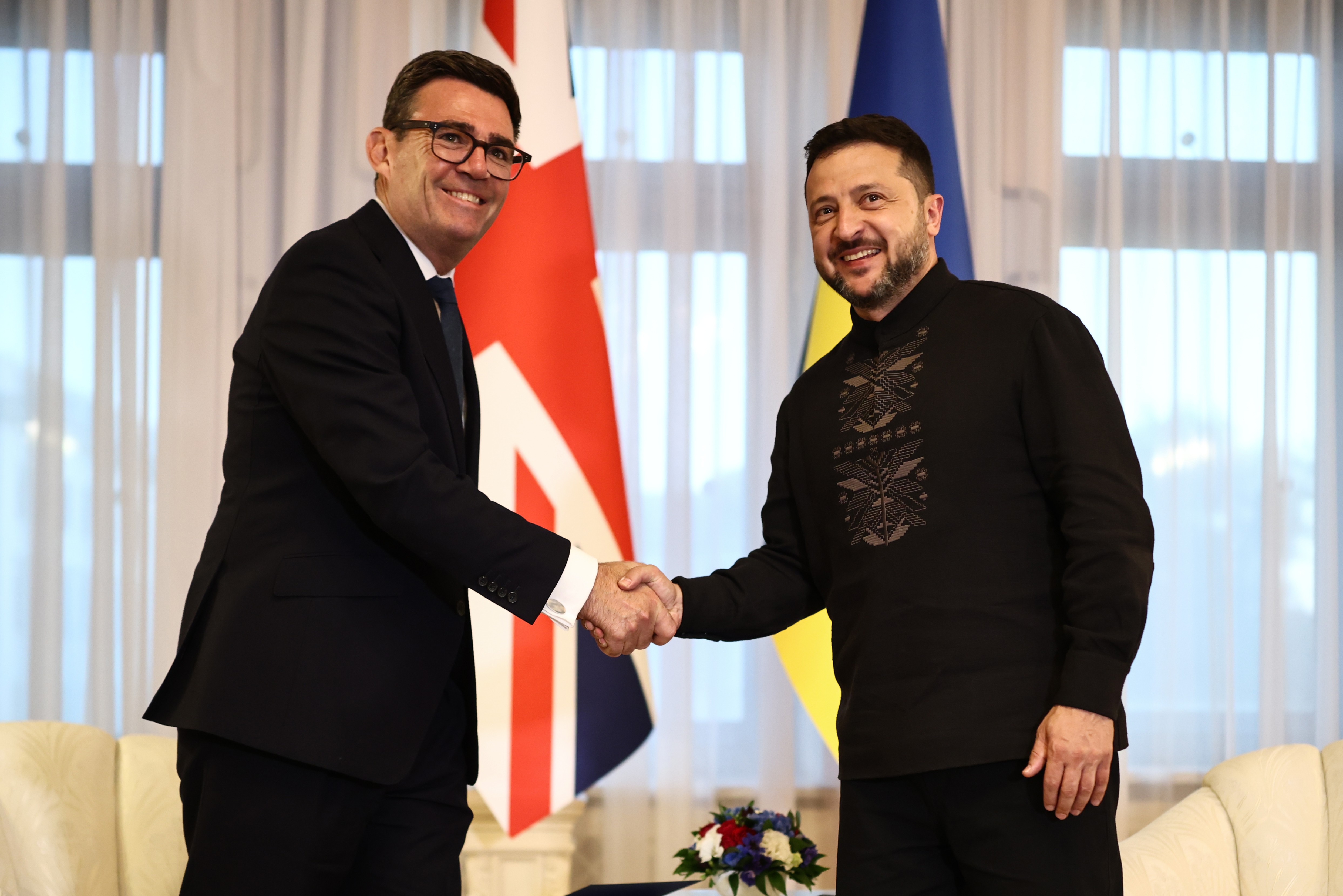 Reino Unido e França prometem reforçar apoio bélico à Ucrânia