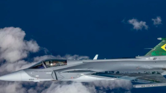 Caça Gripen produzido no Brasil deve decolar e ser entregue à Força Aérea em 2025