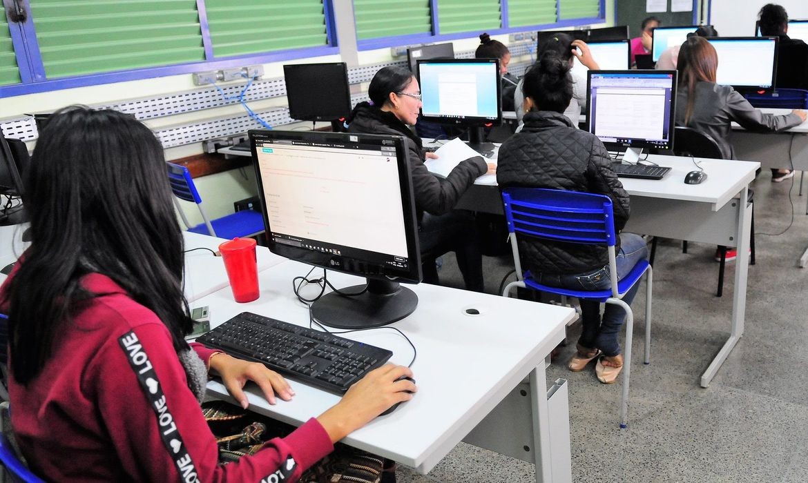Comissão do Senado aprova instalação de internet nas escolas por empresas de telecomunicações