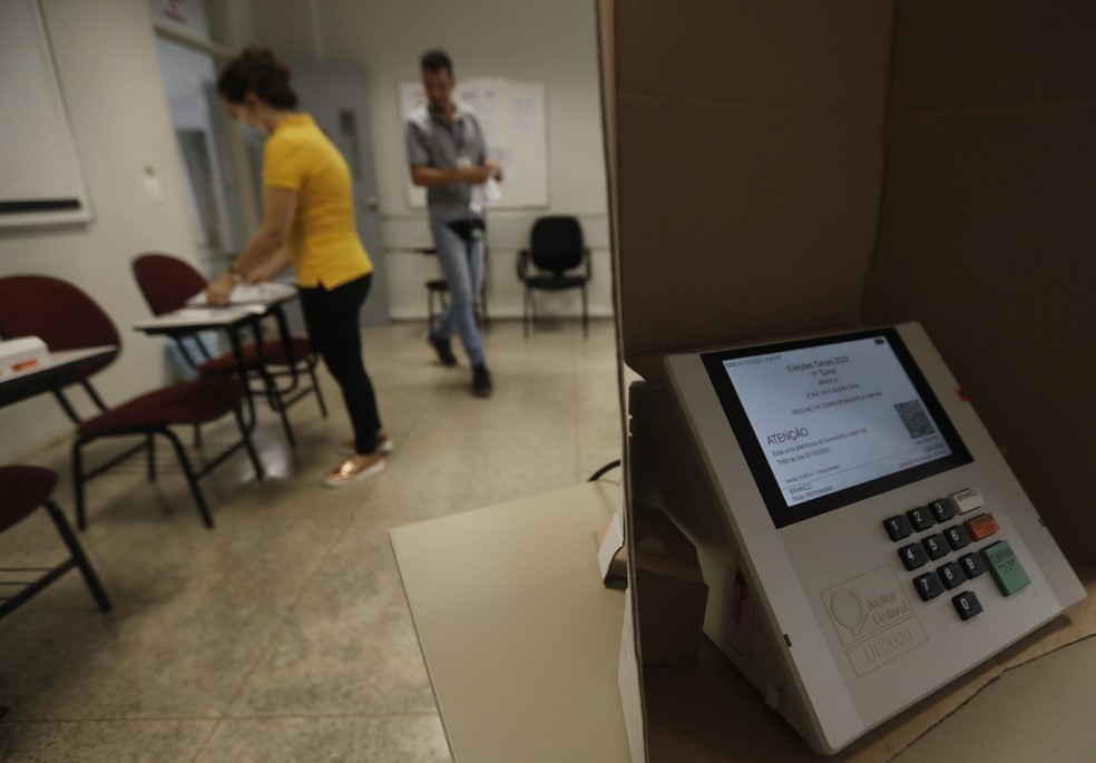 Mesários do Tribunal Regional Eleitoral montam as urnas eletrônicas e preparam as salas para a votação das Eleições 2022.Fo — Foto: CRISTIANO MARIZ/Agência O Globo