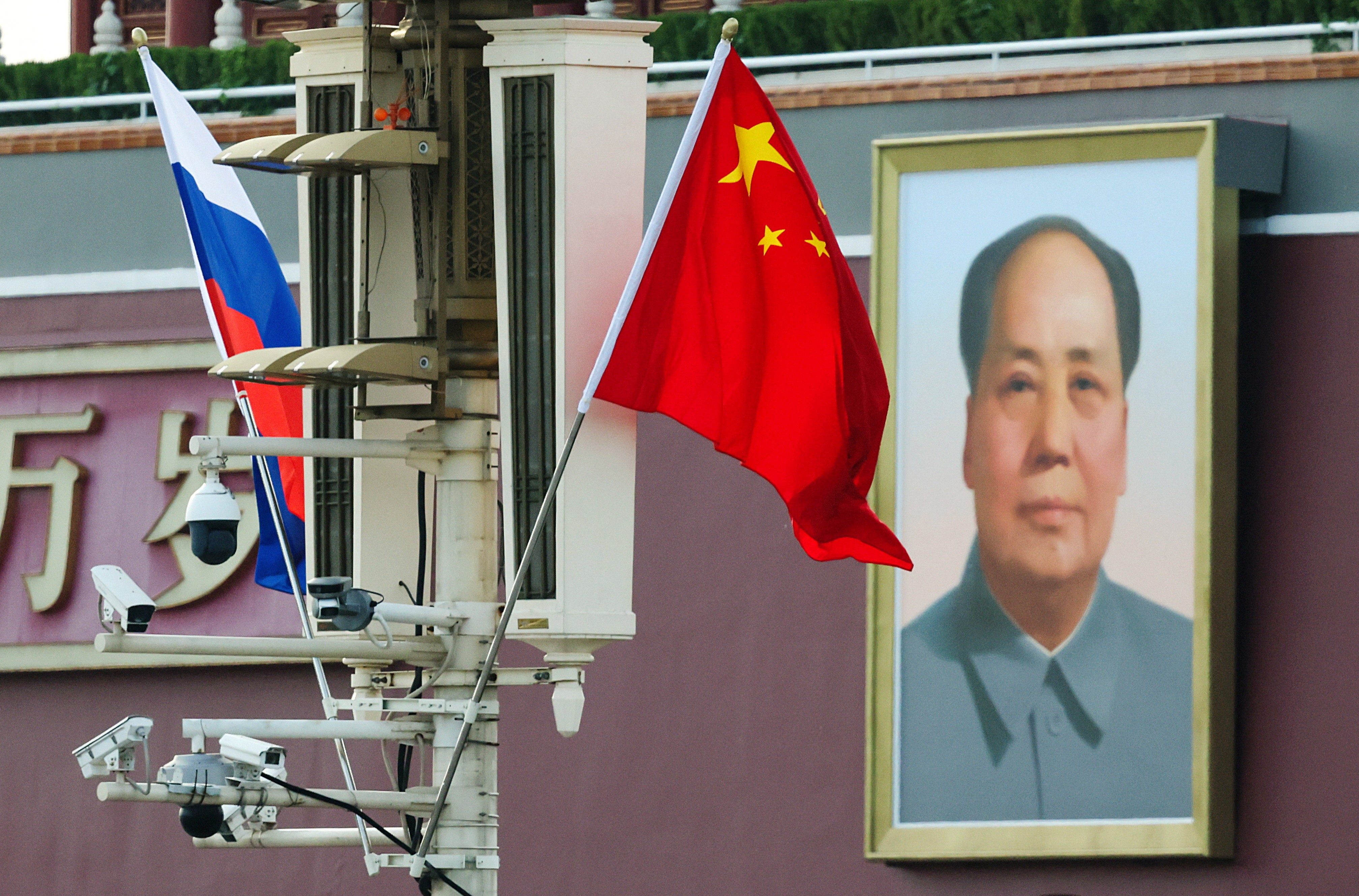Cinquenta anos após a morte de Mao Tsé-Tung, Xi Jinping ainda extrai poder do ‘cano da arma’