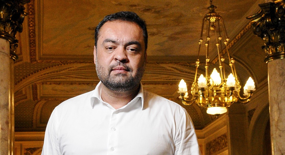 Foto de um ambiente político relacionado a disputas no Rio de Janeiro.