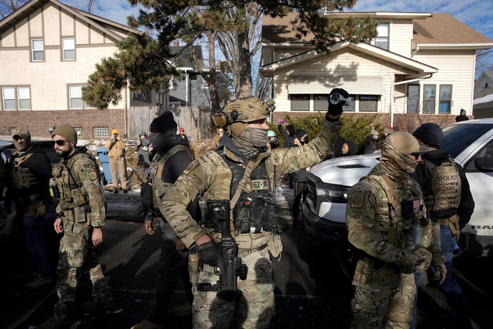 Agentes federais em Minneapolis, Minnesota, EUA — Foto: REUTERS/Tim Evan