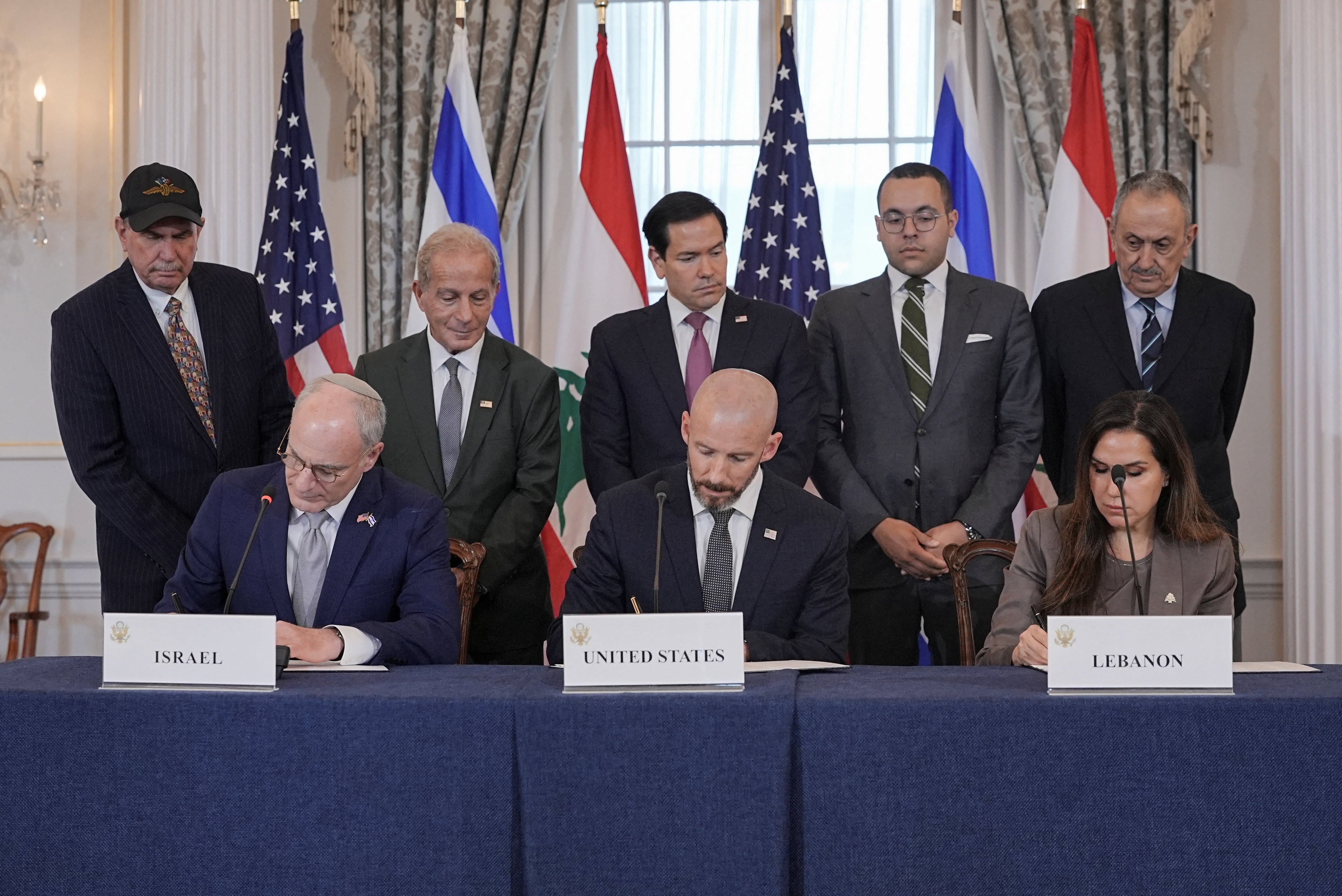 Israel e Líbano assinam acordo inicial para avançar processo de paz