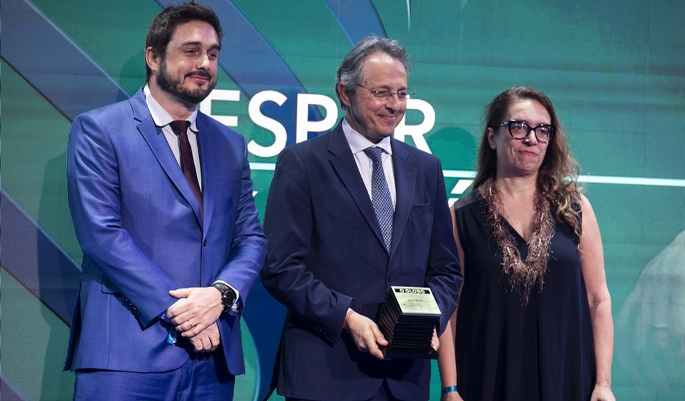 Esper quando recebeu o Prêmio Faz Diferença, de “O Globo”, no ano passado — Foto: Guito Moreto - Ag O Globo