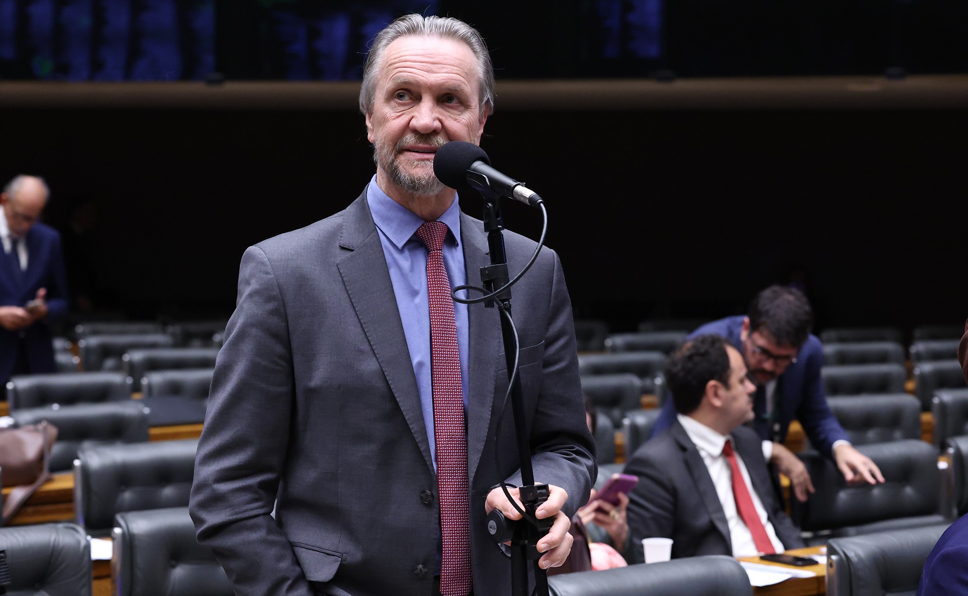 Líder do PT diz que Alcolumbre será eleito inimigo se PEC do fim da escala 6x1 não avançar no Senado