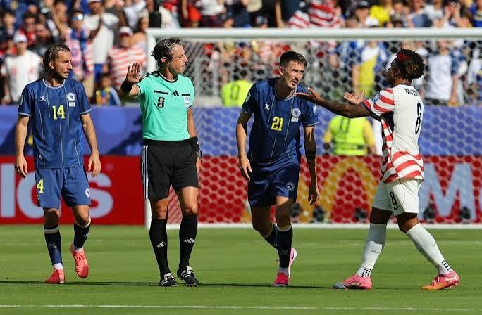 EUA vencem Bósnia por 2 a 0 e avançam às oitavas da Copa