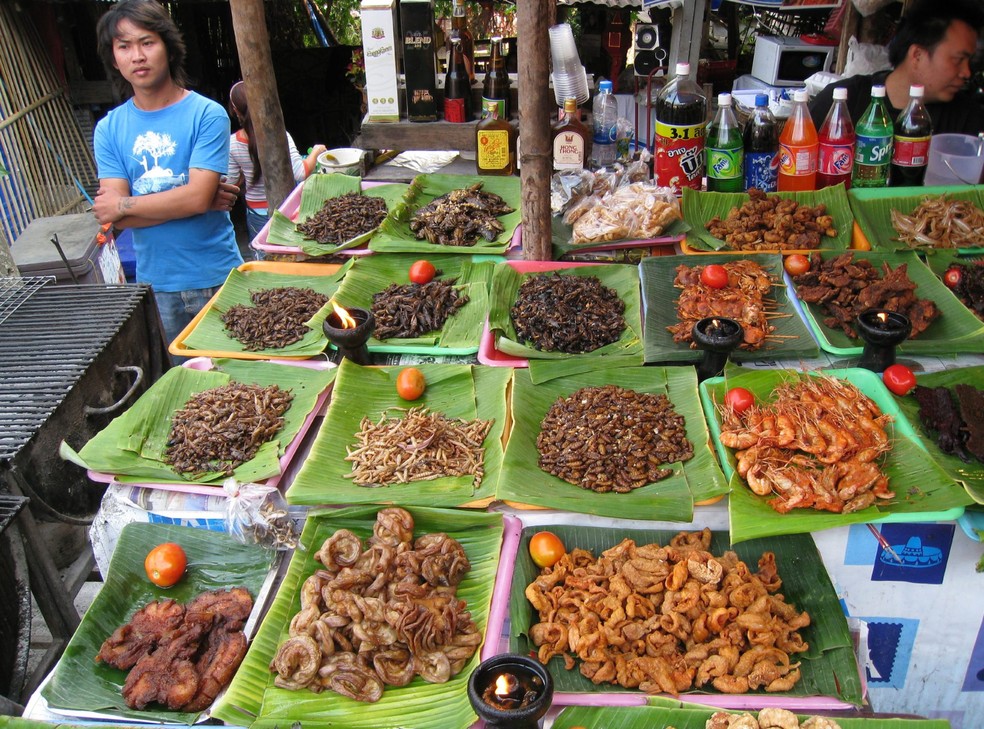 Insetos são vendidos em mercado na Tailândia, em foto distribuída pela FAO — Foto: AP Photo/Arnold Van Huis, FAO