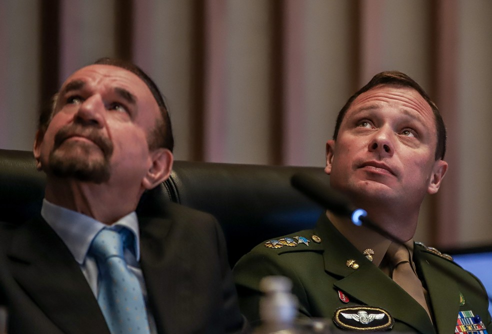 Mauro Cid e seu advogado Cezar Bitencourt (à esq.) em sessão da CPI do DF sobre o 8 de janeiro — Foto: Antônio Cruz/Agência Brasil