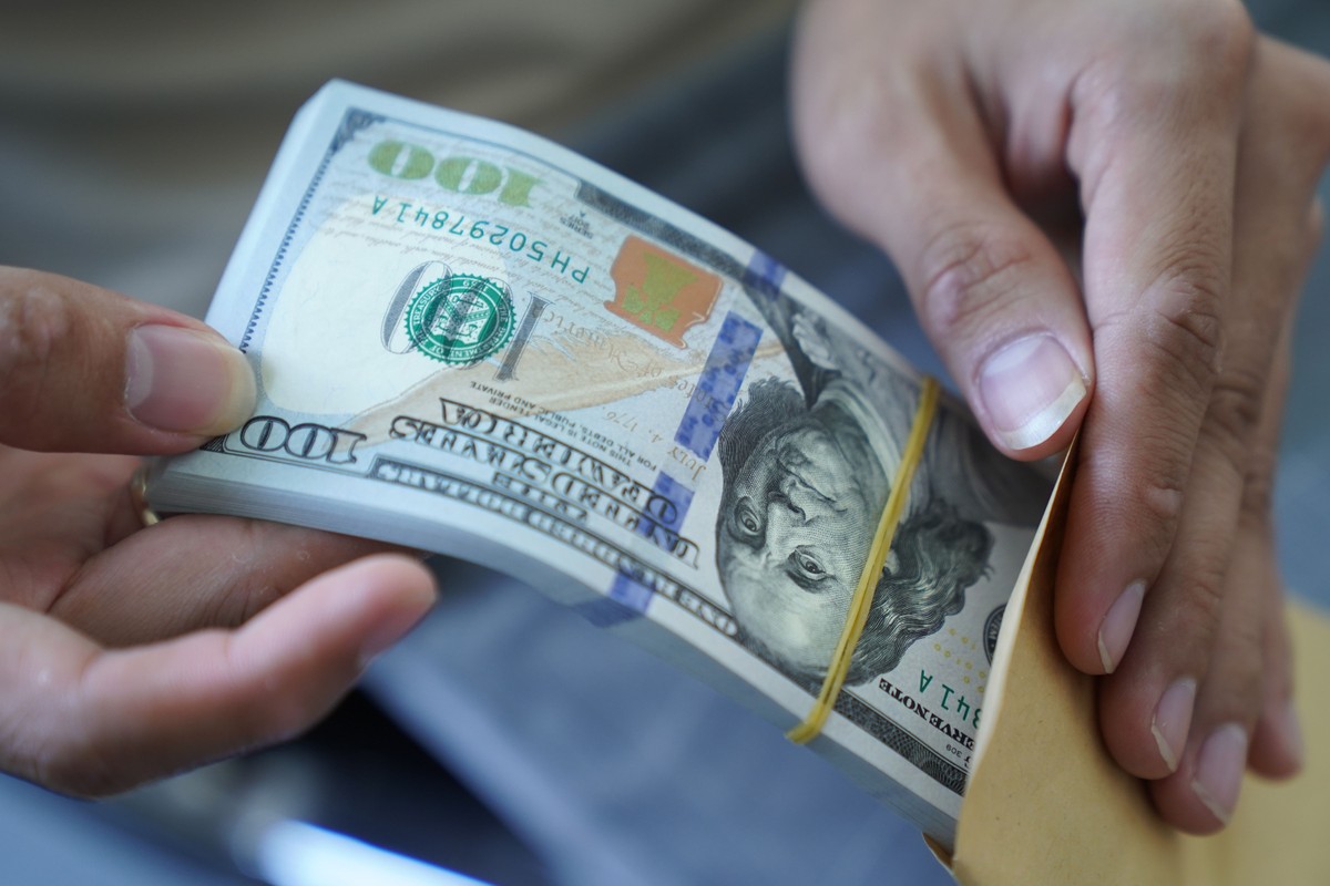 Dólar cai 1% na sessão e termina semana abaixo de R$ 5,75