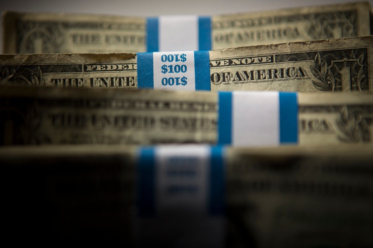Dólar avança mais de 1% com aversão a risco após ataques no Oriente Médio e dados fortes nos EUA
