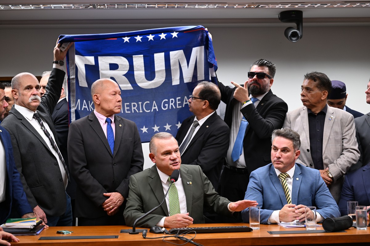 Deputados bolsonaristas levantam bandeira de Trump durante reunião na Câmara