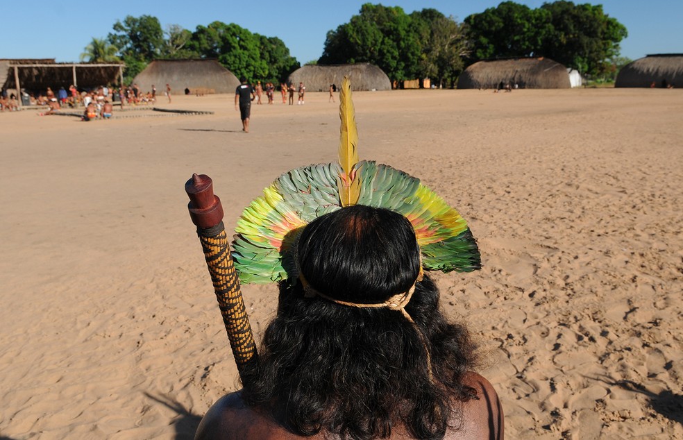 Cacique em aldeia Ipavu, do povo Kamaiura, no Parque Nacional do Xingu: desmatamento na região põe em risco regime de chuvas no Mato Grosso — Foto: Claudio Belli/Valor