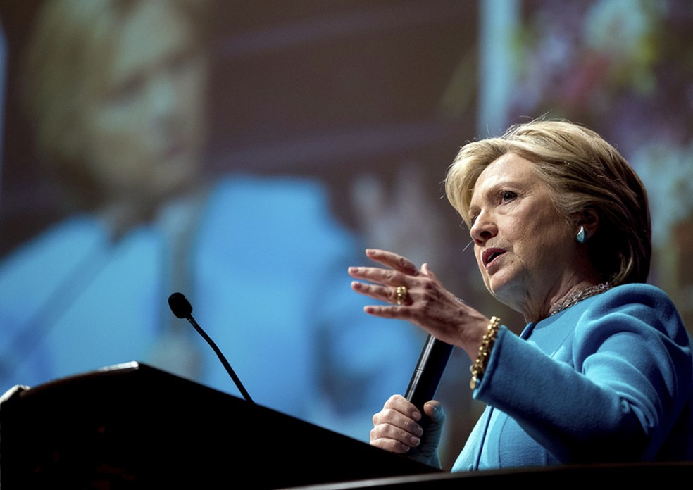 Em nova reviravolta, FBI isenta Hillary no caso dos e-mails | Mundo ...