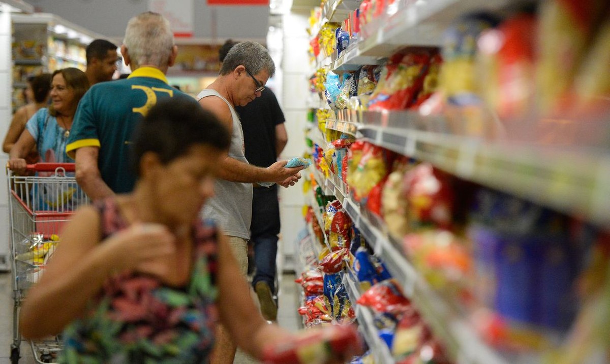 Em destaque: Melhora na confiança do consumidor em outubro não muda perspectiva desfavorável, avalia FGV
