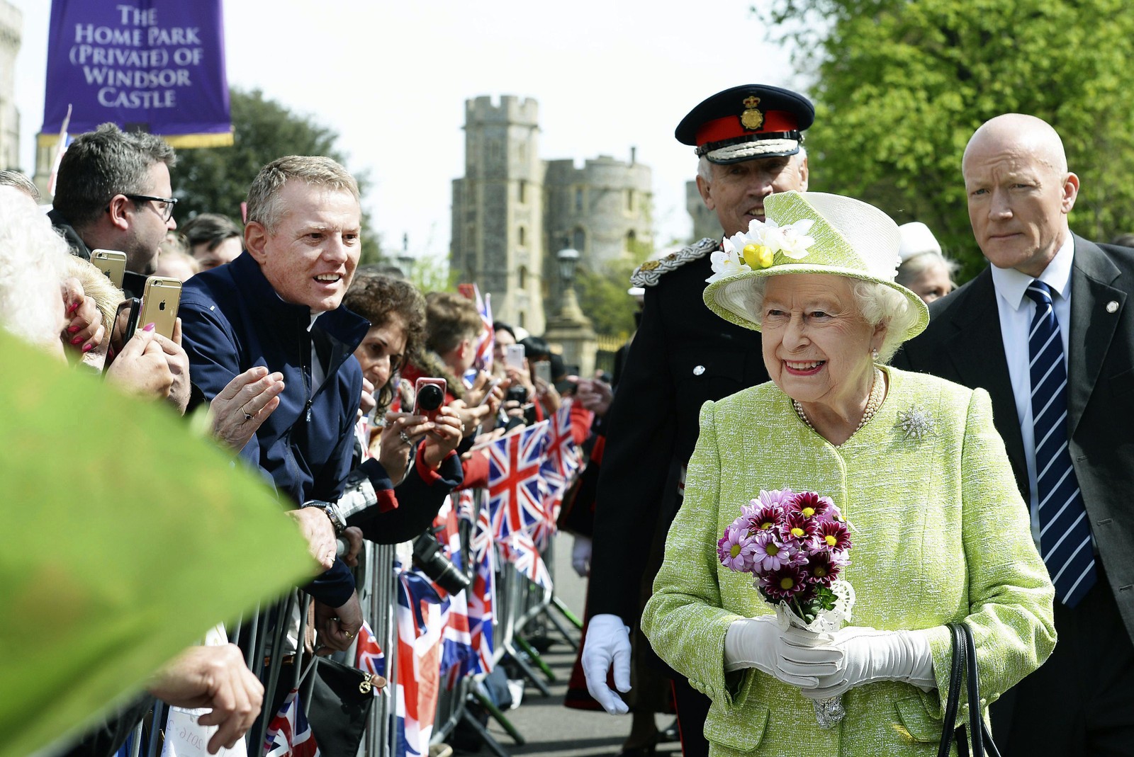 Elizabeth II encontra simpatizantes durante uma caminhada perto do Castelo de Windsor, na comemoração de seu 90º aniversário — Foto: John Stillwell/AP