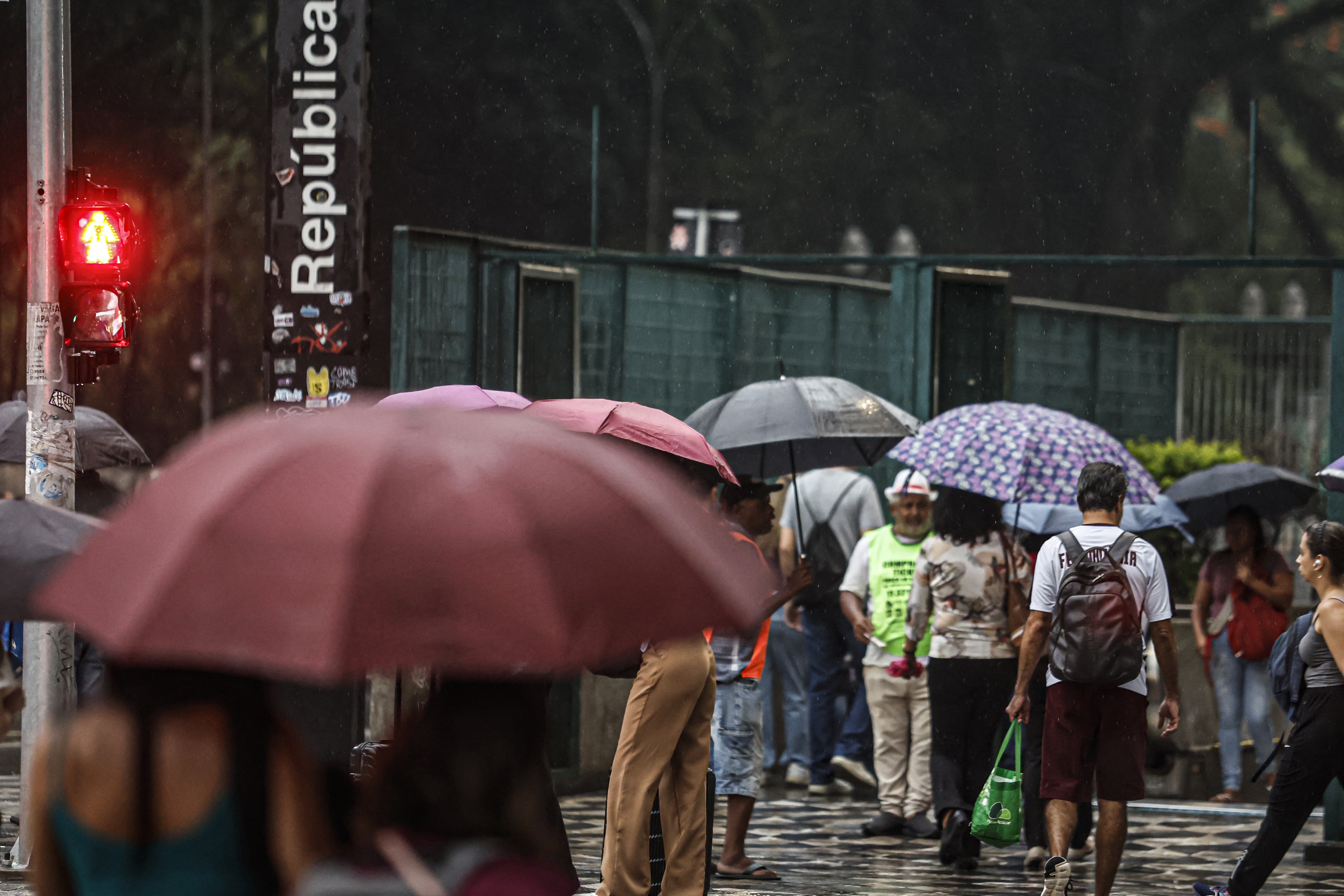 Vinte e seis mil imóveis seguem sem luz em São Paulo após a chuva