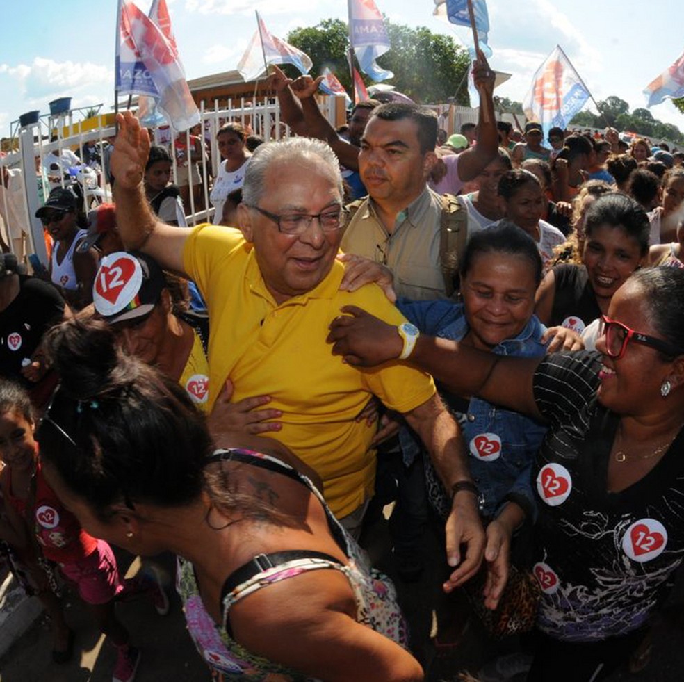Amazonino em campanha na rua antes d pandemia — Foto: Clovis Miranda/Divulgação