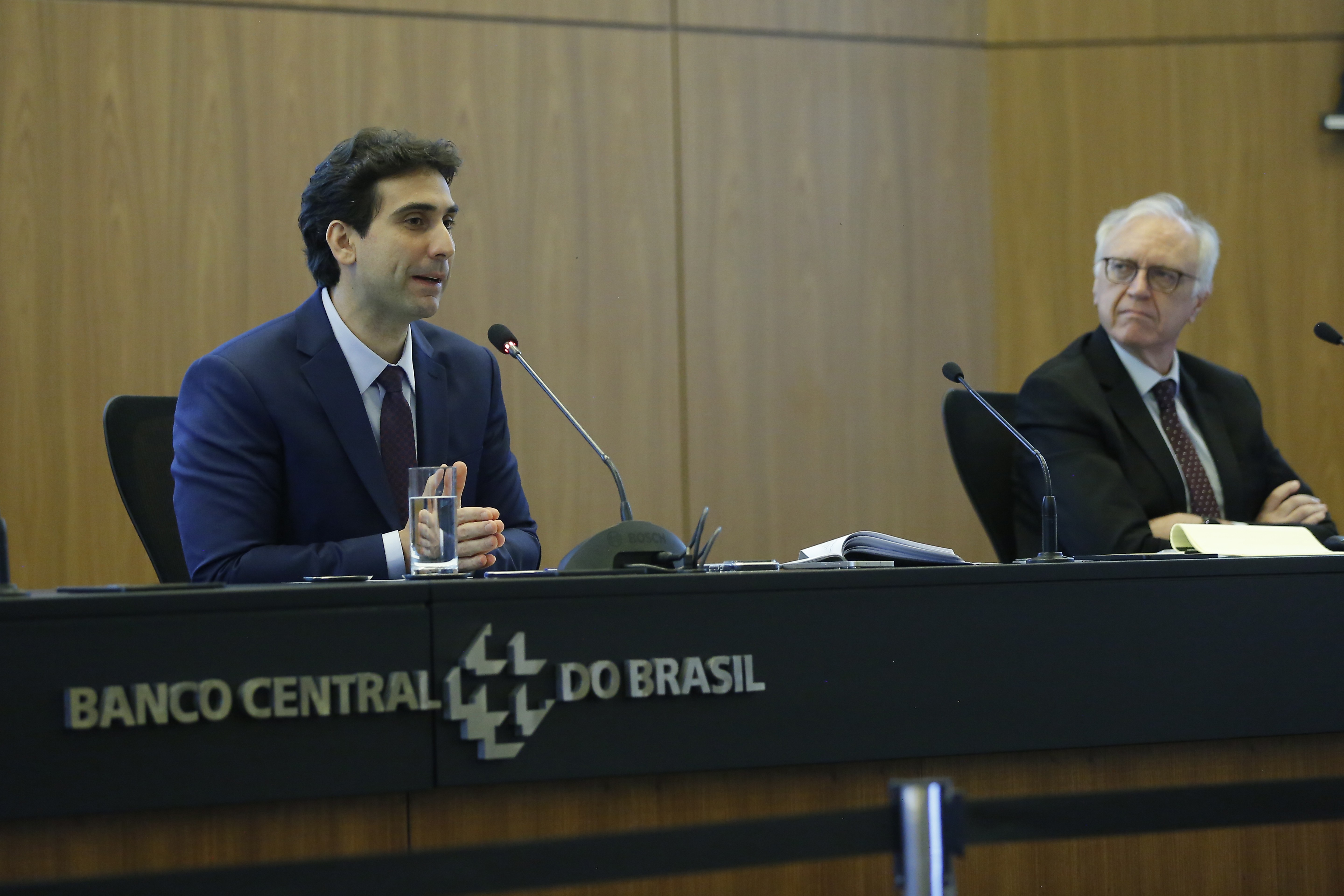 Petróleo acima de US$ 100 força mercado a encurtar ciclo de cortes na Selic