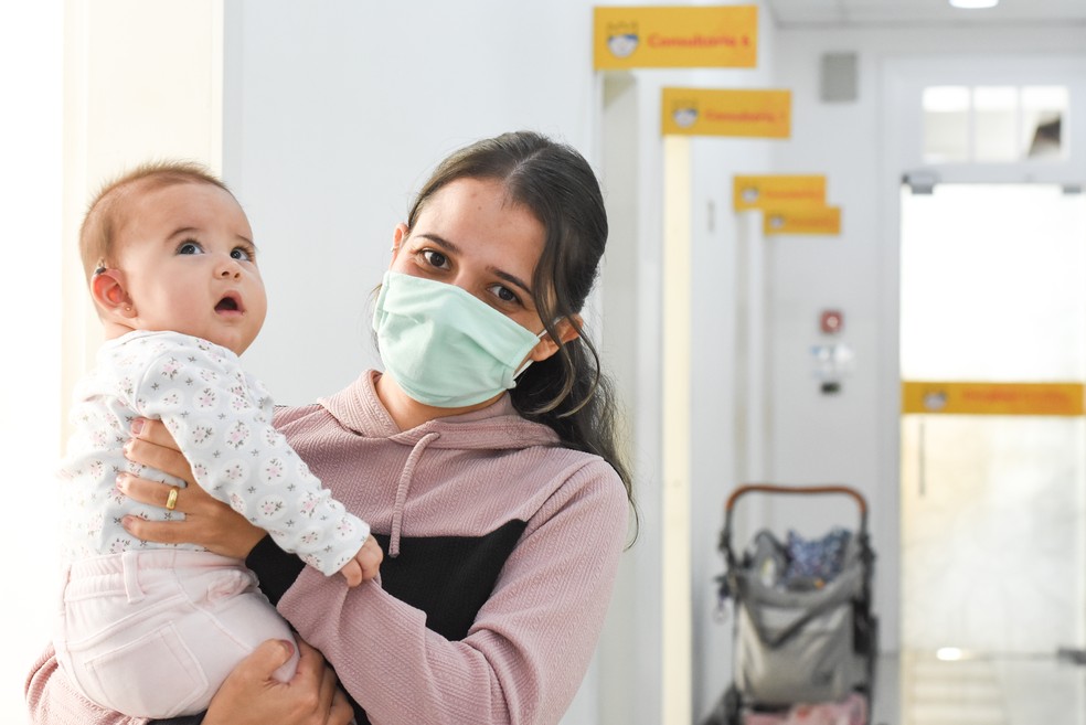 Amanda Mesquita com a filha, Antonela, atendida pelo Serviço de Doenças Raras do Hospital Pequeno Príncipe  — Foto: Camila Hampf/Hospital Pequeno Príncipe