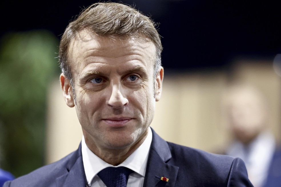 Em uma carta aberta ao público, Emmanuel Macron instou os partidos políticos a "engajar-se em um diálogo sincero e leal para construir uma maioria sólida, que precisa ser pluralista, para o país" — Foto: Mohammed Badra/AP