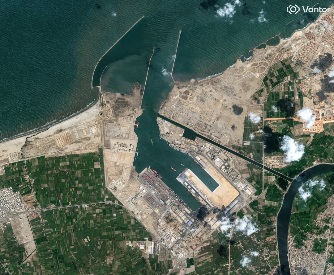 Ataque com drone a porto do Egito amplia risco à navegação pelo Canal de Suez