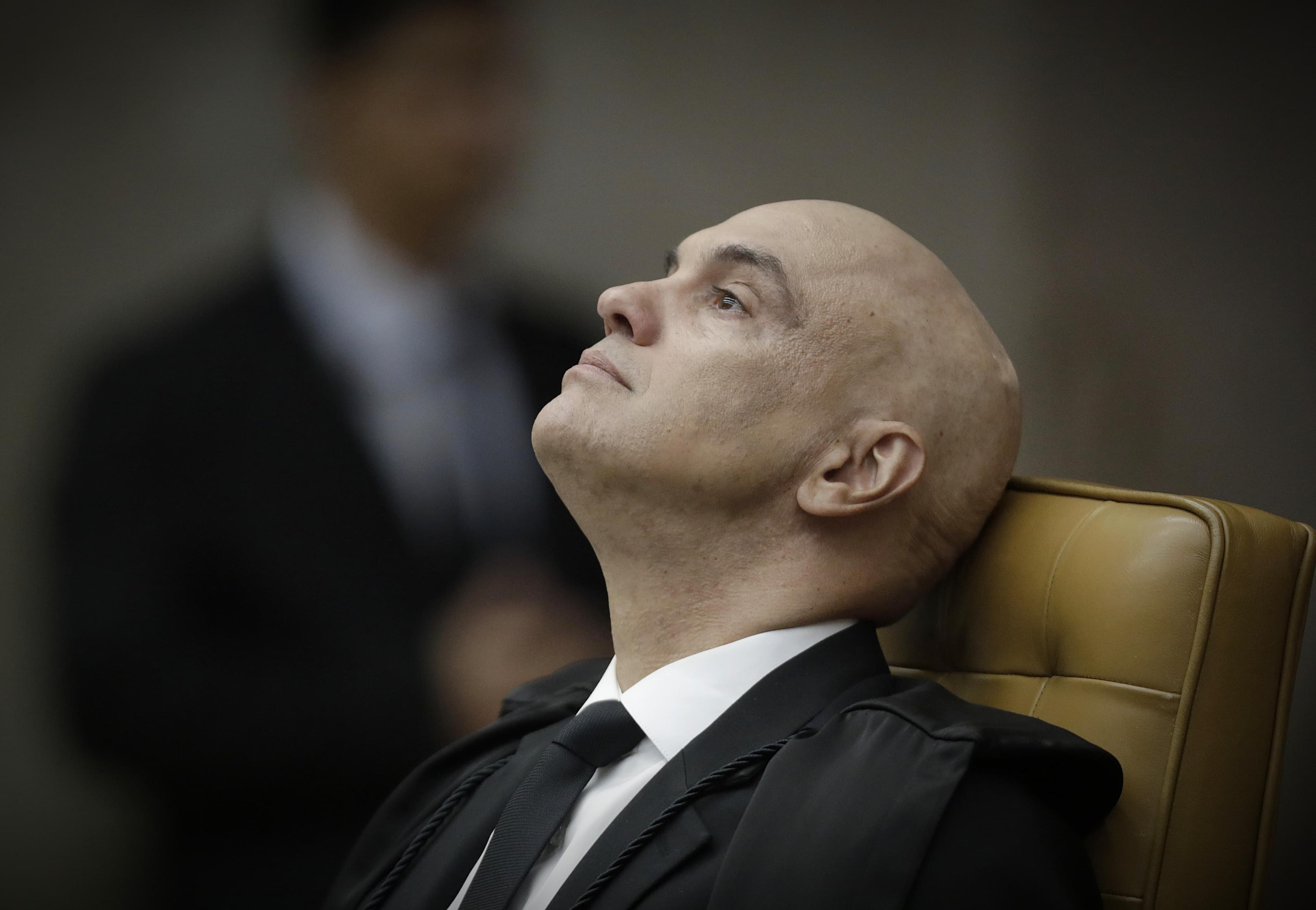 Moraes faz paralelo entre golpe e ofensiva nos EUA, e especialistas apontam recados a Eduardo Bolsonaro