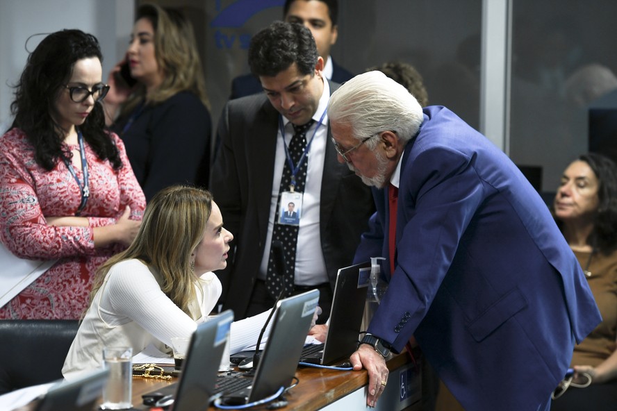 Senadora Daniella Ribeiro (PSD-PB) conversa com o senador Jaques Wagner (PT-BA)