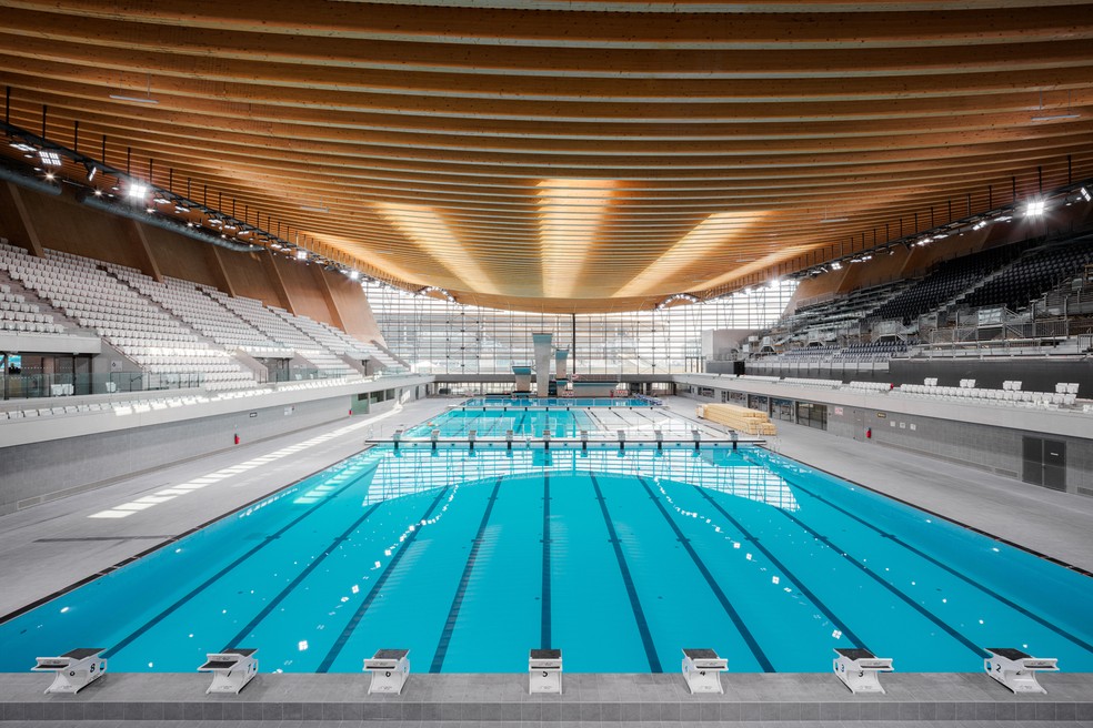 O Centro Aquático Olímpico, em Saint-Denis, tem o maior teto de madeira do mundo, com 90 metros de comprimento — Foto: Salem Mostefaoui/VenhoevenCS + Ateliers 234/DIVULGAÇÃO