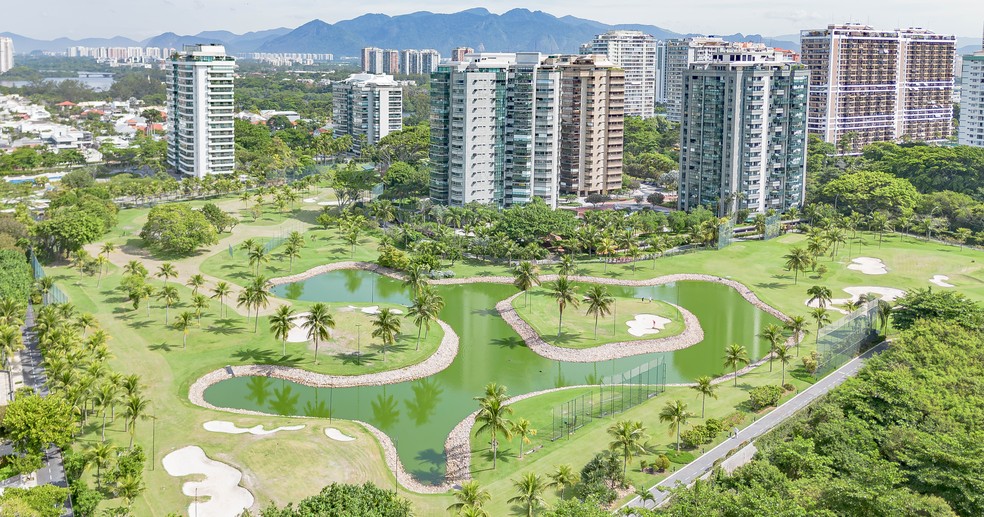 Golden Green: de frente para a praia, integra amplos apartamentos ao paisagismo, com um campo de golfe, lazer, privacidade e segurança — Foto: DIVULGAÇÃO