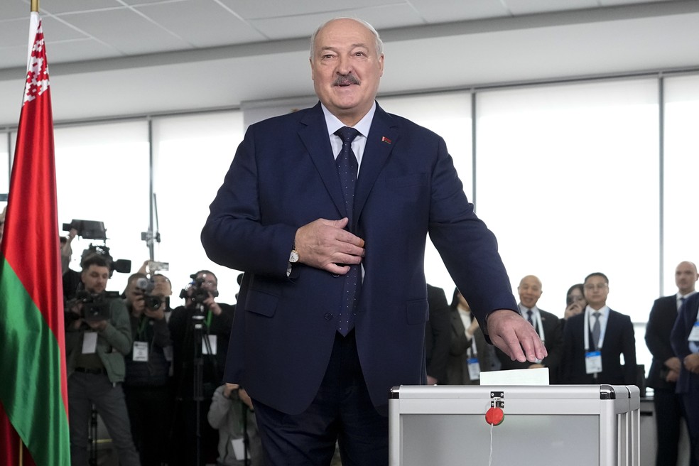 Ao votar, Lukashenko, no poder desde 1994, disse que há uma "democracia brutal" em Belarus — Foto: Pavel Bednyakov/AP