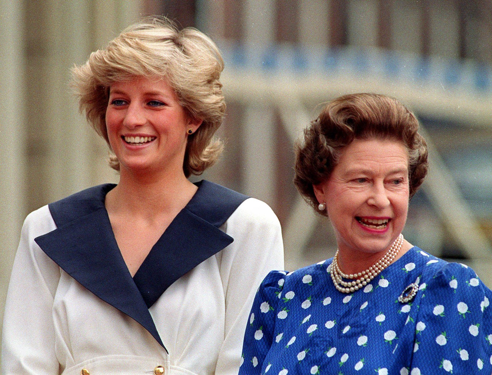 Em foto de 1987,  Elizabeth II e a princesa Diana sorriem para simpatizantes do lado de fora da Clarence House, em Londres — Foto: Martin Cleaver/AP