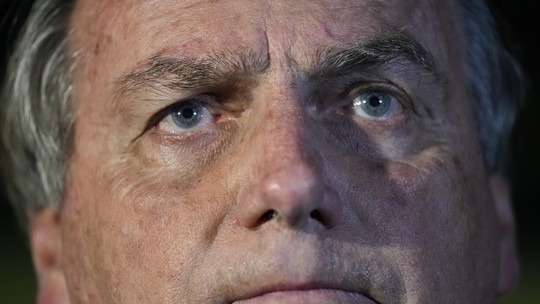 Internado em SP, Bolsonaro diz que está 'bem' e que 'voltará brevemente' às atividades