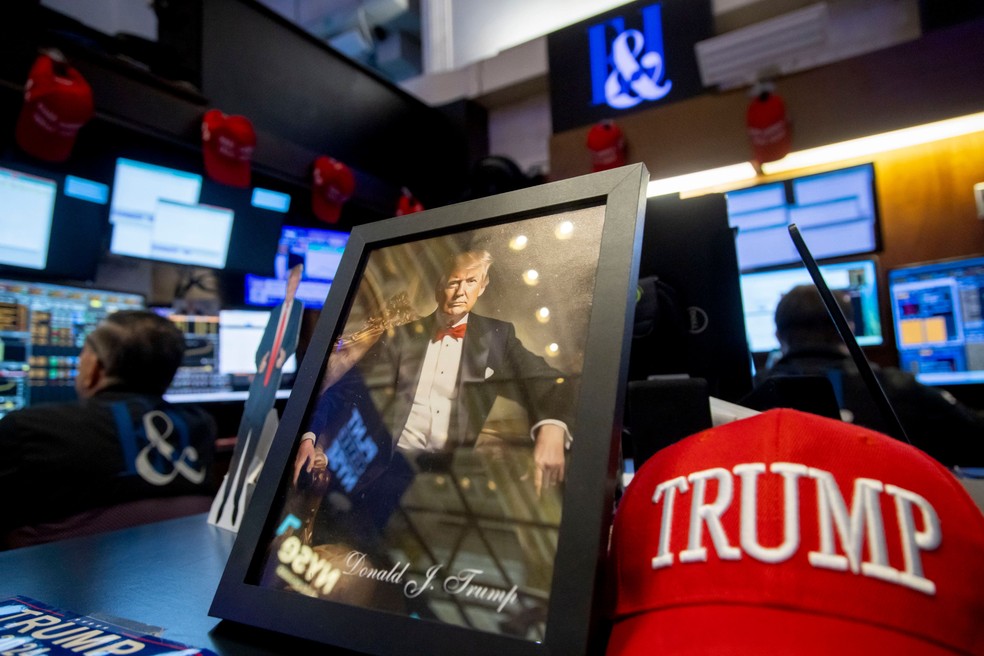 Boné de campanha de Trump em mesa de operador na Nyse, em Wall Street — Foto: Michael Nagle/Bloomberg