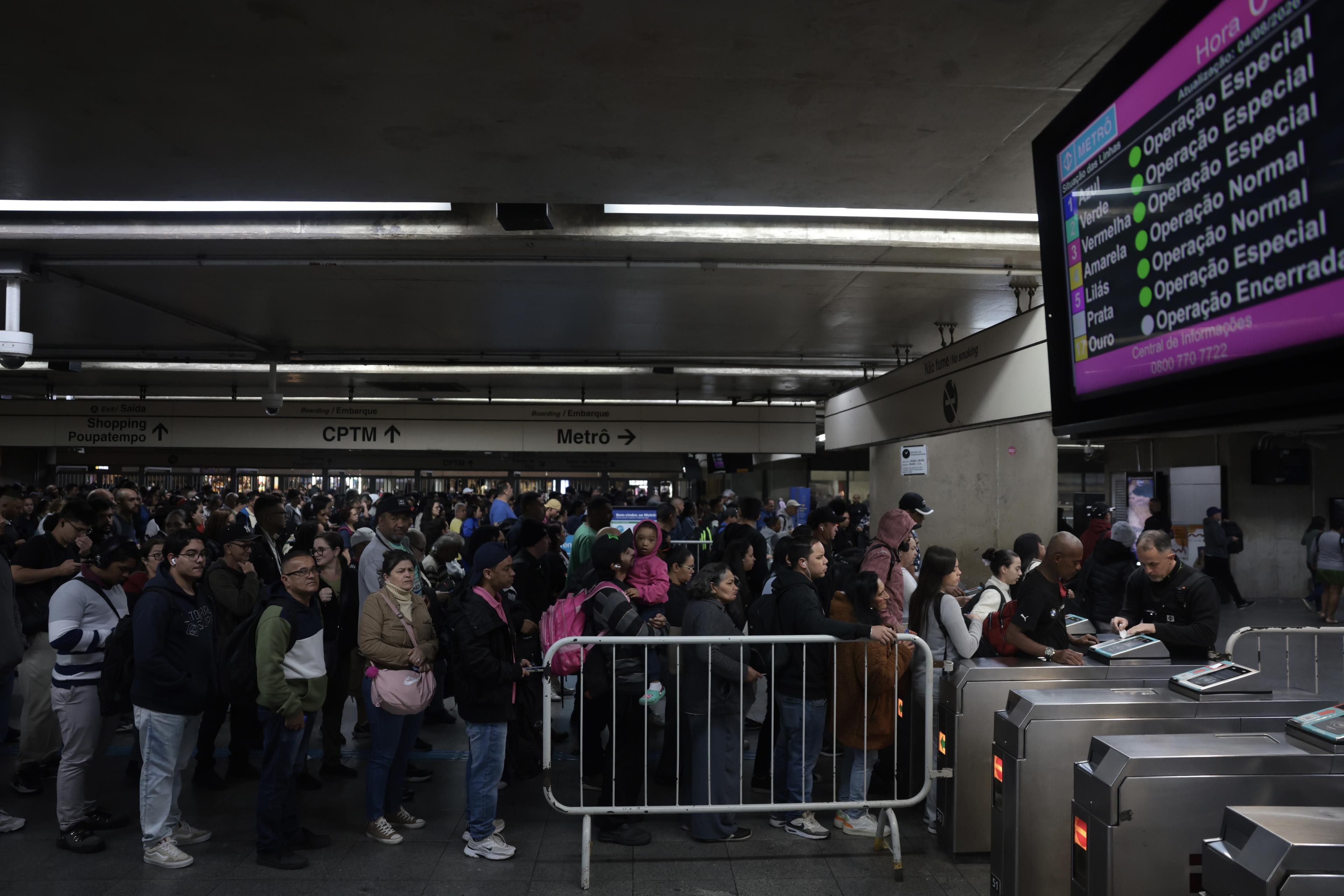 Passageiros enfrentam superlotação, desinformação e atraso durante greve de trens em SP - QTU Questões do Universo