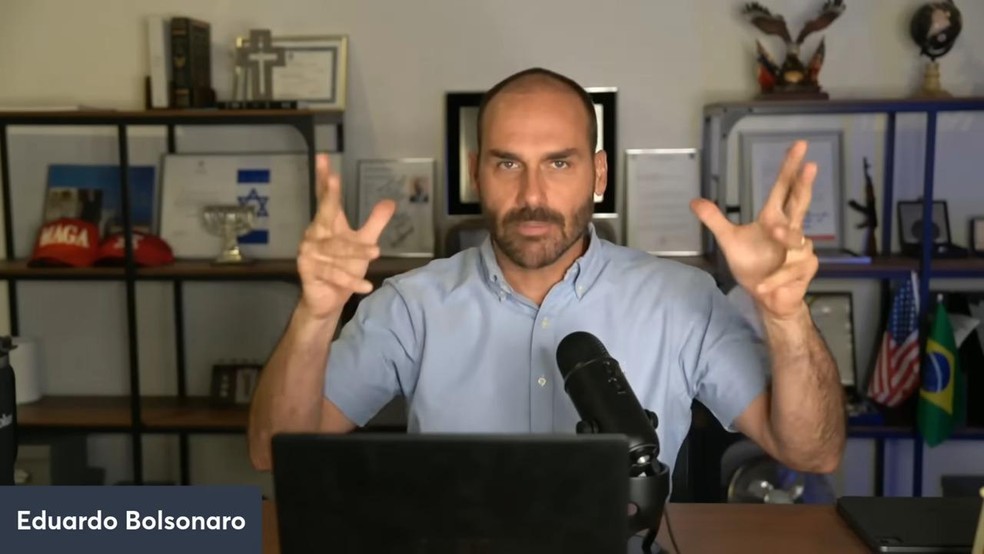 O deputado Eduardo Bolsonaro em live nas redes sociais — Foto: Reprodução / Youtube