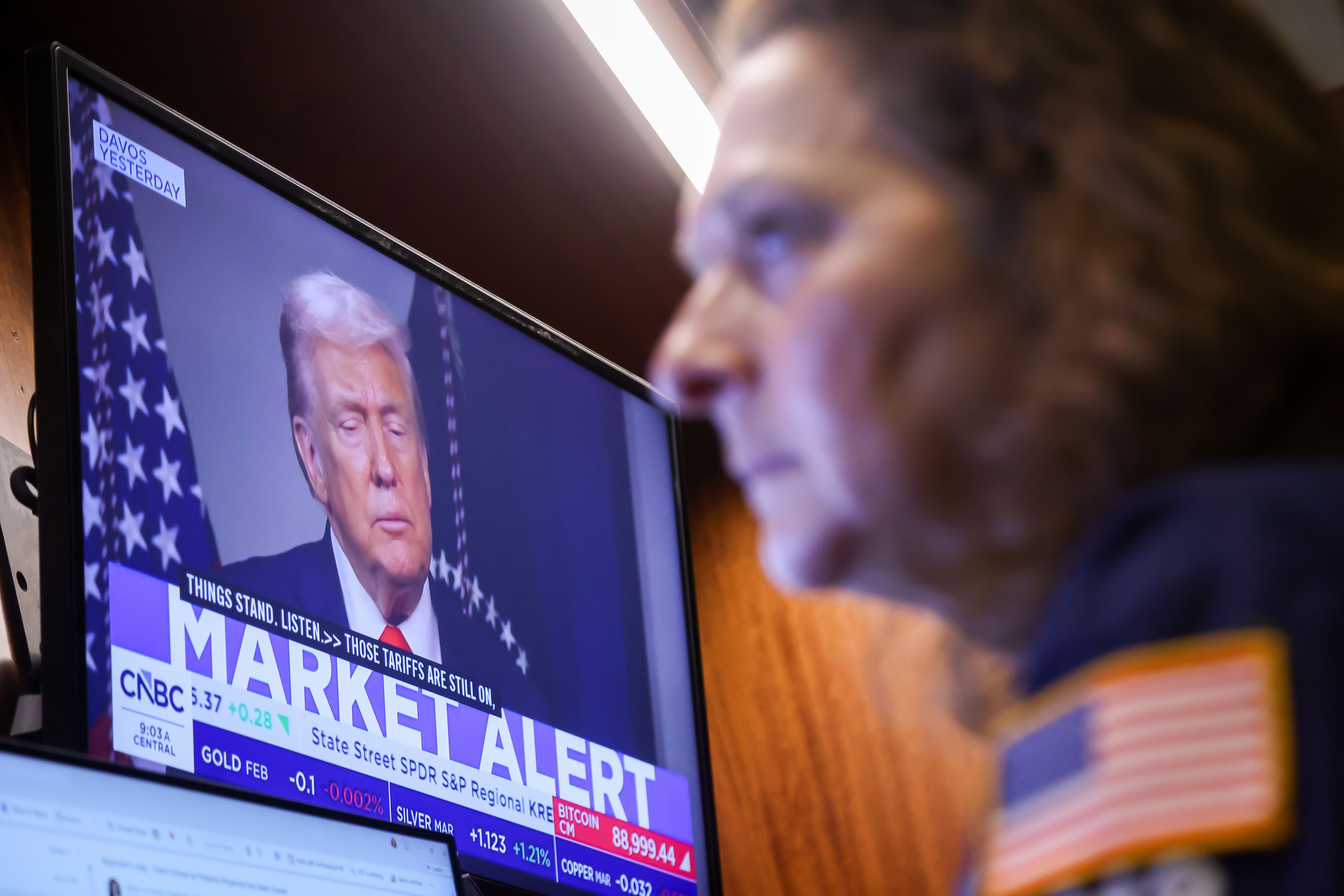 Dólar e juros dos Treasuries reagem em alta à indicação de Warsh para o Fed