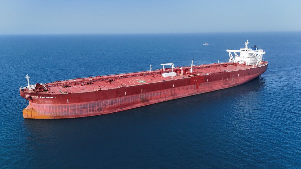 Imagem aérea mostra petroleiro Agios Fanourios I no Estreito de Ormuz — Foto: Mohammed Aty/Reuters
