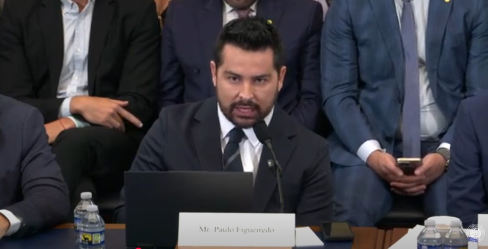 Imagem ilustrativa sobre a crise democrática no Brasil, citada em conteúdo do YouTube.