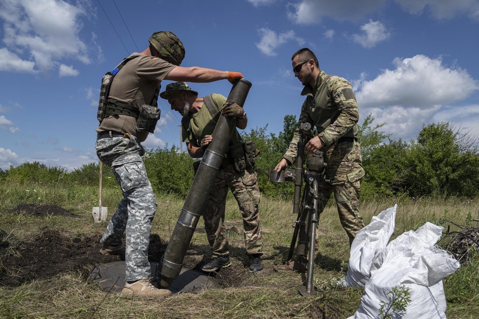 Soldados ucranianos instalam morteiro perto da linha de frente dos combates — Foto: Evgeniy Maloletka/AP