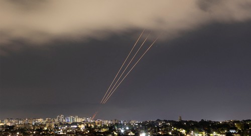 Israel lança mísseis contra Irã em retaliação, diz imprensa dos EUA, e sistema de defesa aérea iraniano é ativado