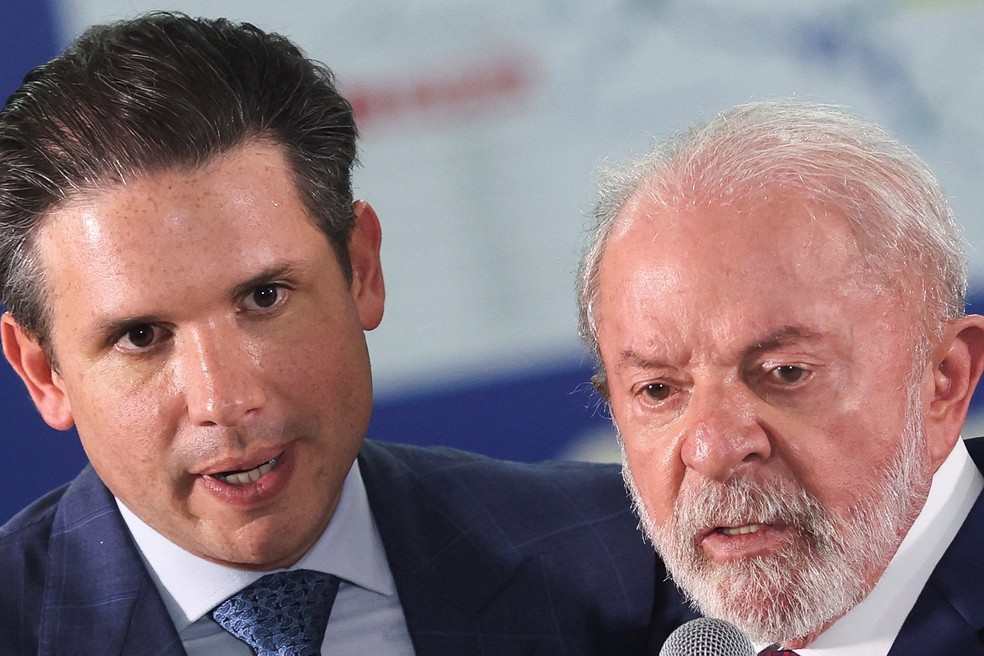 Presidente da Câmara, Hugo Motta, ao lado do presidente Lula em evento no Palácio do Planalto, em Brasília — Foto: Adriano Machado/Reuters
