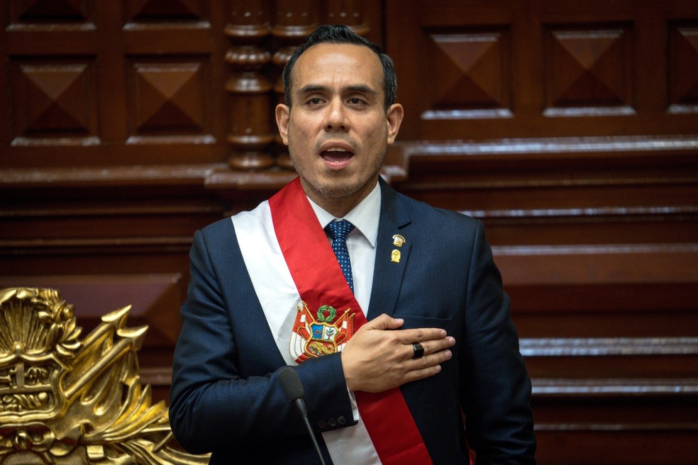 José Jerí canta o nome nacional depois de ser juramentado como presidente interino do Peru, em Lima — Foto: Foto AP/John Reyes