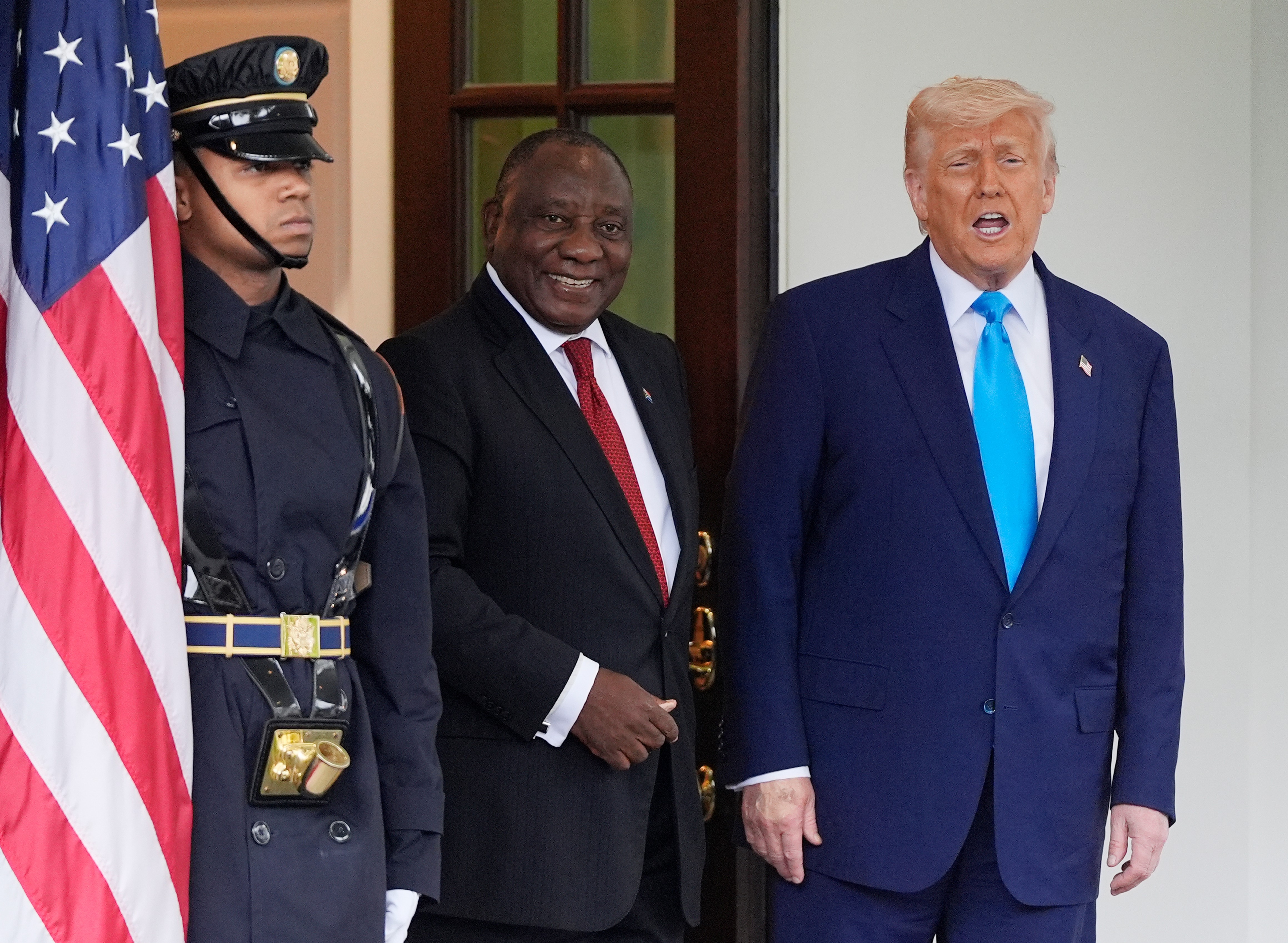 Trump eleva teto de refugiados para receber mais sul-africanos brancos, diz documento
