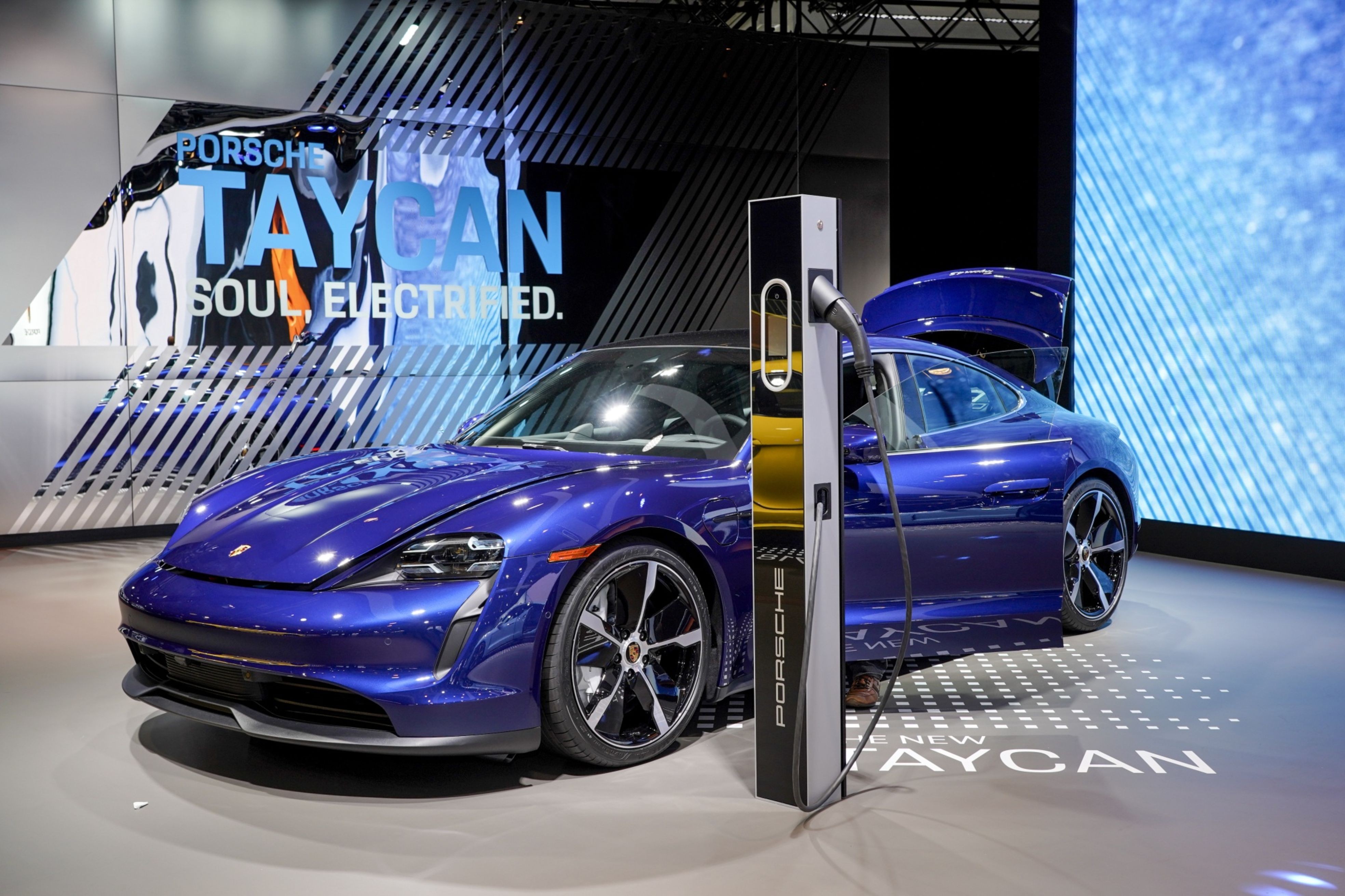 Porsche desiste de expandir produção de baterias e anuncia demissões