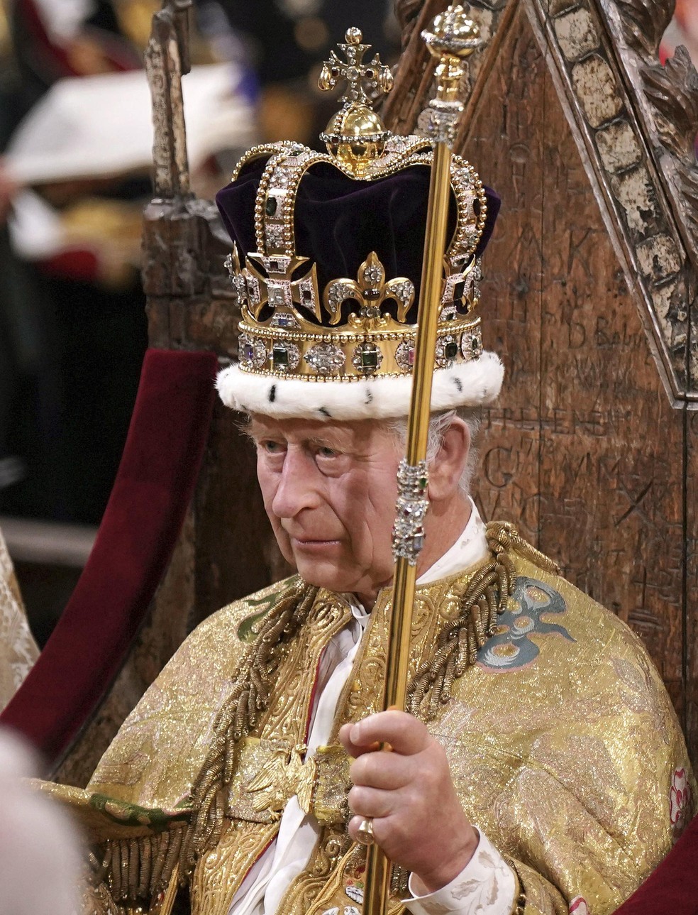 King Charles III is crowned with the St Edward's Crown by The Archbishop of Canterbury Justin Welby, during the ceremony of the coronation of King Charles III and Camilla, the Queen Consort, at Westmi — Foto: Victoria Jones/AP