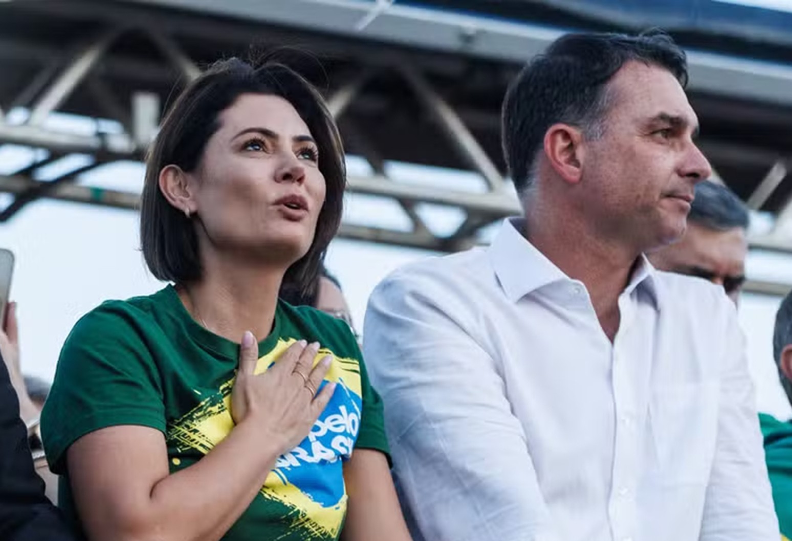 Michelle e Flávio Bolsonaro amenizam conflito e campanha avalia perdas