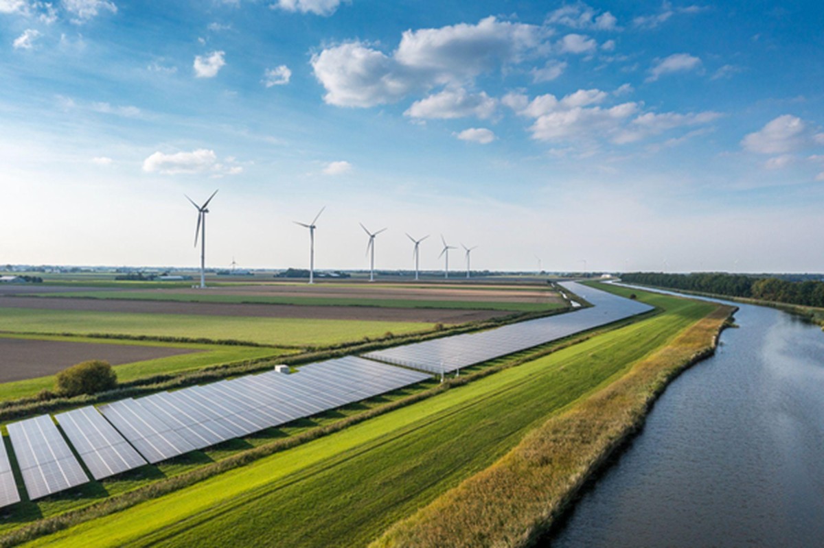 Exportações de Energia Limpa da China Disparam em Meio a Crise no Irã