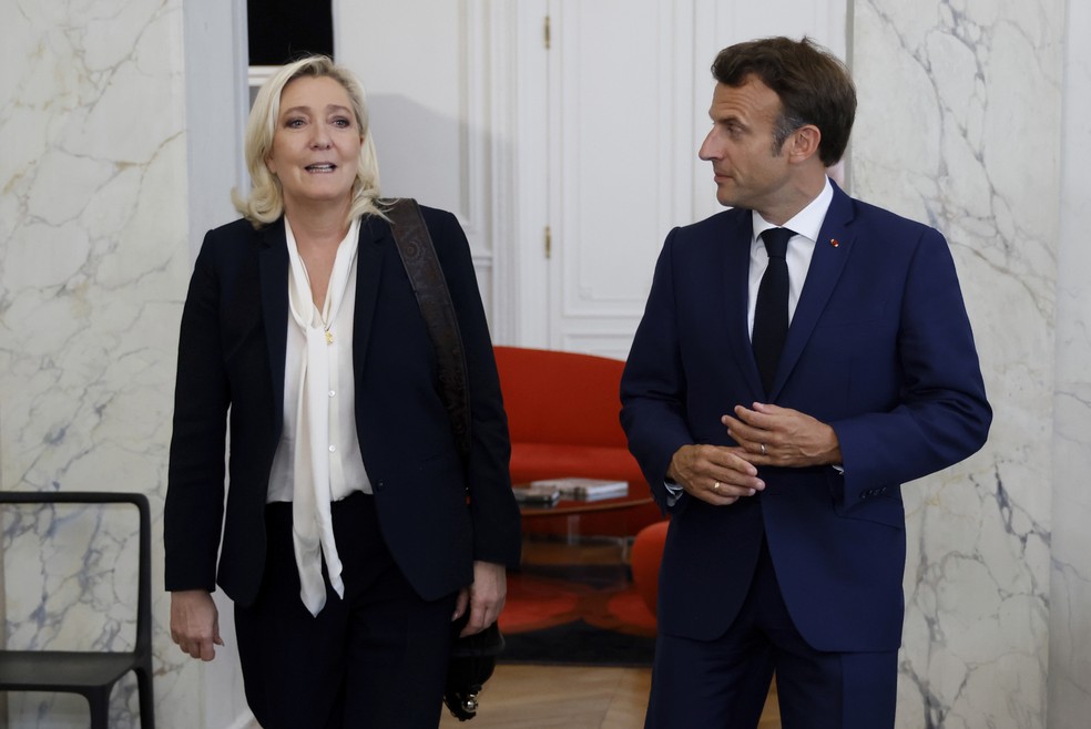 Marine Le Pen e o presidente da França, Emmanuel Macron — Foto: Ludovic Marin/Pool photo via AP, File