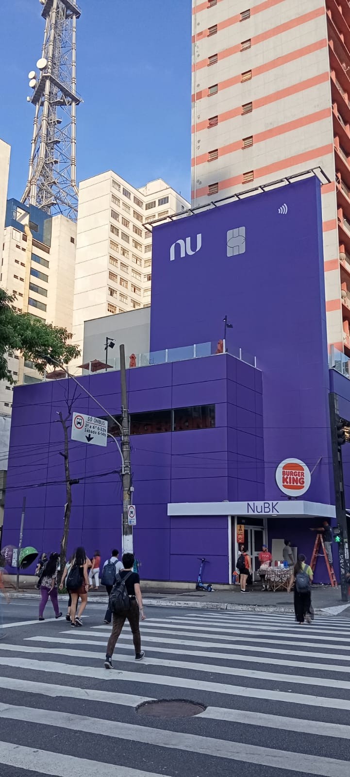 Nubank pinta de roxo o Burger King da avenida Paulista, em nova promoção